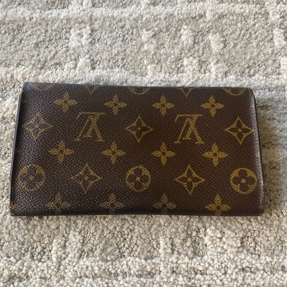 Authentic Louis Vuitton Trifold Wallet with unbranded chain included - Picture 4 of 13